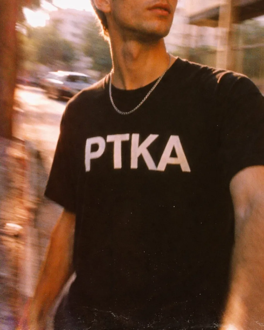 Modelo con camiseta negra PTKA